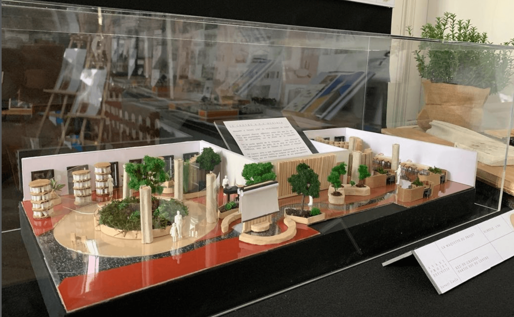 Maquette miniature d'un projet en Architecture d'intérieur d'un étudiant d'Itecom ArtDesign, épurée, élégant, avec du bois de chêne et de la verdure