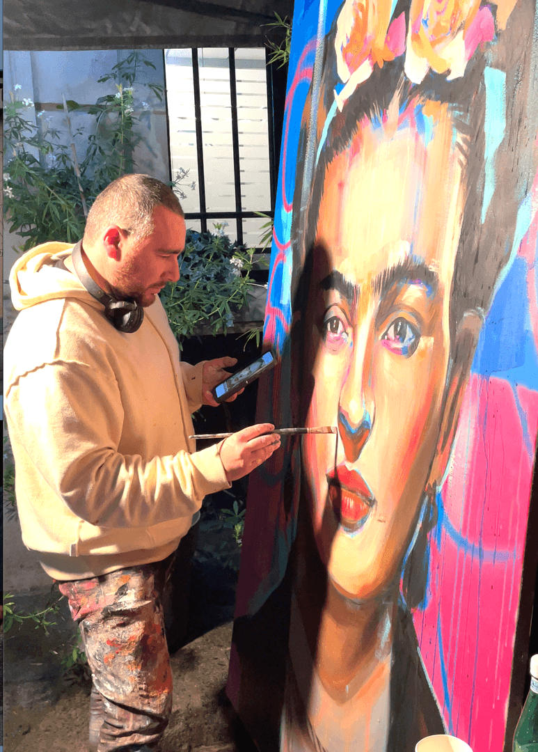 L'artiste Otom en train de peindre en live au JPO 2024 d'Itecom Art Design Paris