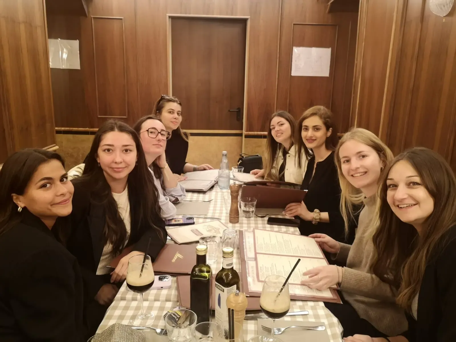 Étudiants du Mastère Architecture d’Intérieur – Ultra Luxe réunis autour d’un dîner convivial à Venise.