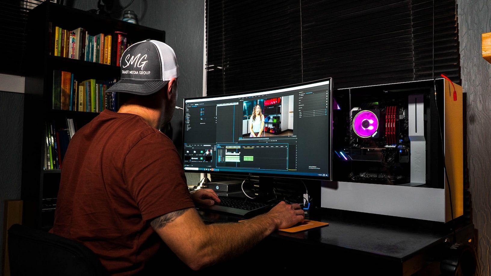 Étudiant en Bachelor Montage Vidéo à ITECOM Paris travaillant sur Premiere et After Effects
