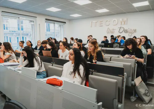 Etudiants en design et digital à Itecom Paris travaillant sur des projets créatifs et collaboratifs