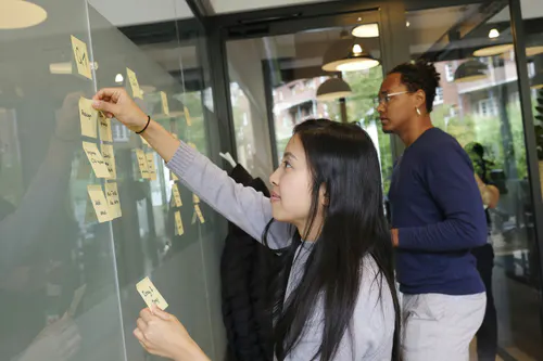 Personnes qui organisent leurs tâches en entreprises